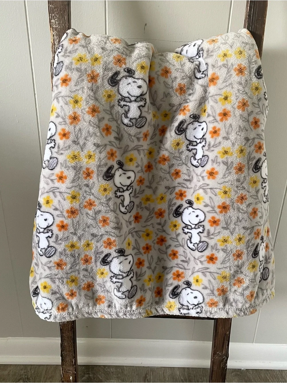Peanuts Snoopy Floral Fleece Throw Blanket 55” x 70” Gray Orange Yellow Flowers